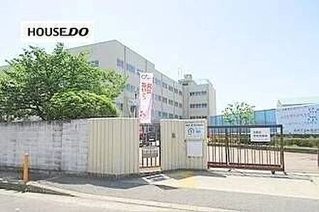 如是中学校1979年に開校し、住宅地の発展に伴い設立された学校で、地域とのつながりを大切にしながら生徒の主体性や協働性を育む教育活動に取り組んでいます。 1230m