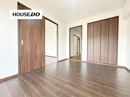落ち着いた木目調のフローリングで、主寝室にも使いやすい空間です。