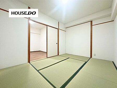 洋室側へ行き来できる和室。生活スタイルに合わせて多目的に活用できる一室です。