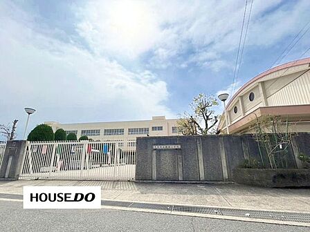 穂積小学校1981年創立の学校で、JR茨木駅に近い住宅地に位置し、地域と連携した教育活動に取り組んでいます。 680m