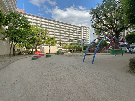 敷地内には遊具のある広場があり、お子様ものびのび遊べます♪マンション内で気軽に外遊びができ、子育て世帯にも嬉しい住環境です！