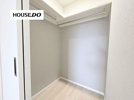 衣類をまとめて収納できるウォークインクローゼット。ハンガーパイプが多く、整理しやすい設計です。