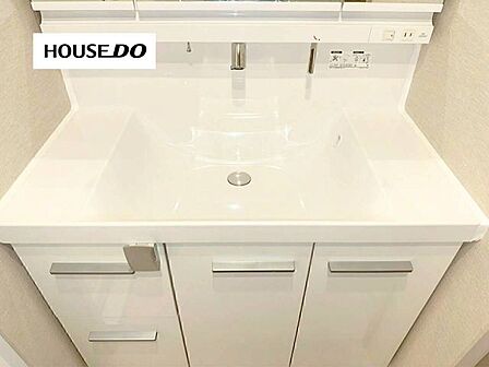 広々ボウルで水はねしにくく、朝の身支度やお掃除も快適。使いやすさにこだわった洗面化粧台です。