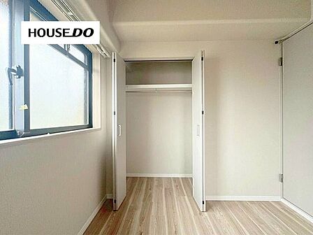 窓付きでやわらかな光が入る居室。クローゼット付きで収納もしっかり確保され、子ども部屋や書斎にも使いやすい空間です。