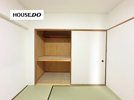 天袋付きの押入れを備えた和室。布団や季節用品などもしっかり収納できます。