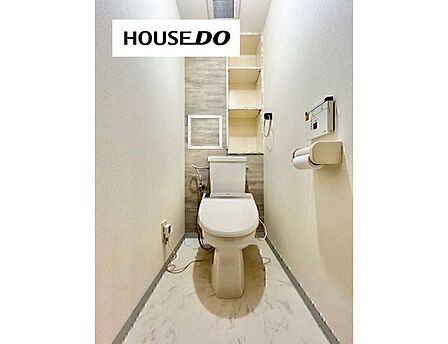 上部収納付きでトイレットペーパーや掃除用品もすっきり収納可能。