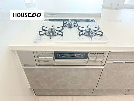 3口コンロ+グリル付きでお料理の幅が広がります。複数の調理を同時に進められ、忙しい毎日にも便利です。