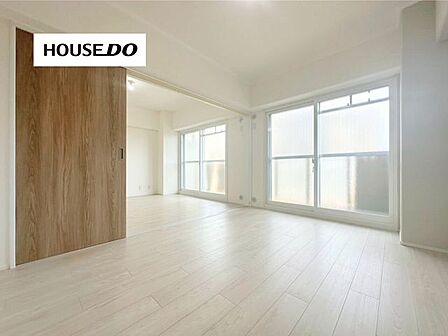 引き戸を開ければ空間がひと続きになり、より広々とした住空間に。ライフスタイルに合わせて使い分け可能です。