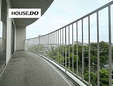 開放感のあるバルコニー。前面に視界が広がり、気持ちの良い眺望を楽しめます。