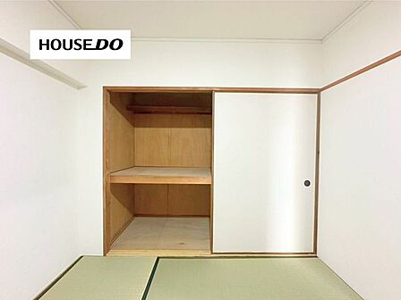 天袋付きの押入れを備えた和室。布団や季節用品などもしっかり収納できます。