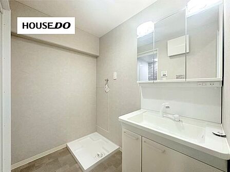 温水洗浄便座付きのトイレ。シンプルで清潔感があり、毎日気持ちよく使える空間に仕上がっています。