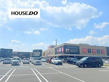 イオンタウン茨木太田広い駐車場。多彩な専門店。追手門学院大学に隣接。JR京都線　JR総持寺駅北へ徒歩約10分 850m