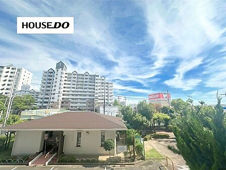 空の広がりを感じられる開放的な眺望。周囲を見渡せる気持ちの良い景色が、暮らしにゆとりを与えます。