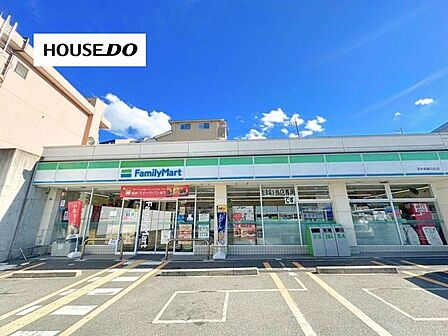 ファミリーマート 茨木南春日丘店24時間営業のコンビニで、ATMや各種サービスを備え、日常の買い物に便利な店舗です。電話番号:072-645-4858 1030m