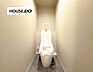 トイレ：シンプルで清潔感のあるトイレ空間。温水洗浄便座を備え、毎日快適にご使用いただけます。