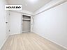 寝室：淡い木目のフローリングが優しい印象の洋室。クローゼット付きで、居住空間をすっきり保てます。