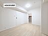 子供部屋：淡い木目のフローリングが優しい印象の洋室。クローゼット付きで、居住空間をすっきり保てます。