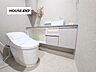 トイレ：手洗いカウンターを備えたすっきりとしたトイレ空間。収納スペースも確保されています。