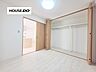 子供部屋：4.5帖の洋室には、衣類をたっぷり収納できる大容量のクローゼットを完備♪ハンガーパイプ付きで洋服もすっきり整理！お部屋を広く使えるので、お子様の勉強部屋や趣味のスペースにもぴったりです♪