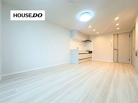 約12.3帖のLDKは、明るく開放感のある空間。ダイニングとリビングを分けて使いやすい間取りです。