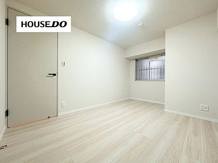 約6.3帖の洋室は、主寝室にも子ども部屋にも◎。明るく、家具の配置もしやすい使い勝手の良い一室です。