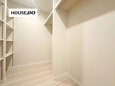 収納力のあるウォークインクローゼット付き。洋服はもちろん、バッグやケース類もまとめて整理できます。