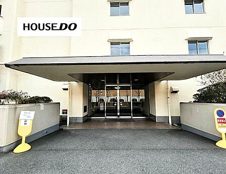 ゆとりあるアプローチと落ち着いたエントランスが、住まいの第一印象を上品に演出。帰宅するたびに、安心感と整った住環境を感じられそうです。