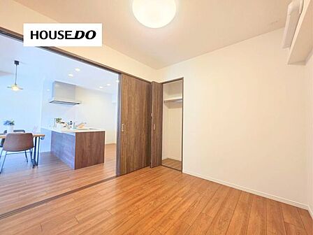 リビングに隣接した使い勝手の良い洋室♪引き戸を開放すればLDKとのつながりが生まれ、家族の気配を感じながら過ごせる空間になります!