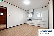優しい色合いのおしゃれなダイニングキッチンです。※写真はCG加工により家具などを削除しています。