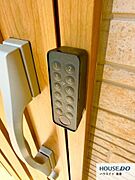 防犯性と利便性を兼ね備えたスマートロック搭載で安心の玄関。