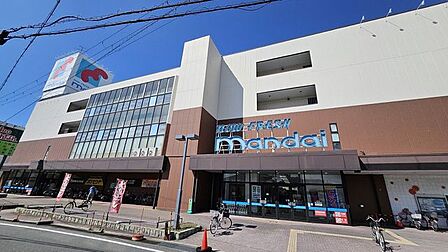 万代 尾崎店 560m