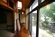 和室からつながる縁側はお庭を眺めながらゆったり時間がながれますね。