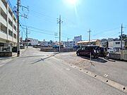 【前面道路を含む現地外観】