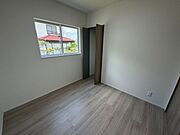 4.5帖の洋室です。クローゼットタイプの収納付きです！