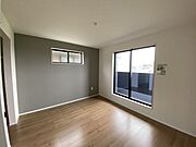主寝室として利用できるこちらの洋室は7帖ございます！なんと全居室バルコニーへ移動できるつくりとなっています！