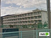 中学校「富士市立岩松中学校まで1013m」