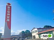 銀行「富士信用金庫岩松支店まで898m」