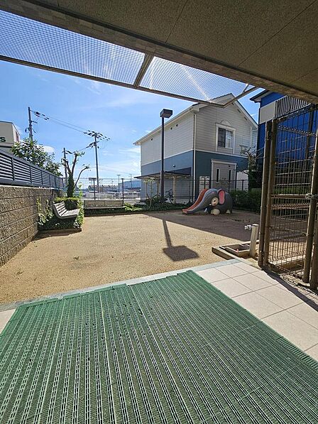 マンション敷地内に小さなお子様が遊べるスペースあります!