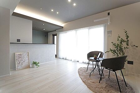 家族が寛ぐLDKは約15.6帖、南向きバルコニーに面し陽当たり良好です。