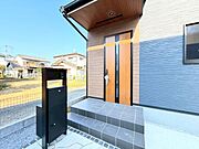 【Entrance】カバンに鍵を入れたままワンタッチで開け閉めできるスマートキー搭載で、雨の日や荷物の多い日に大活躍します。