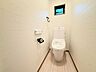 トイレ：【トイレ】快適で清潔に保ちやすい、温水洗浄機能付きシャワートイレを採用。毎日気持ちよくお使いいただけます。