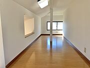 室内（2025年10月）撮影。2階洋室（約8.75帖）ロフト。普段お使いにならないお荷物を置く物置やお子様の秘密基地など♪生活スタイルに合わせてお使いください♪