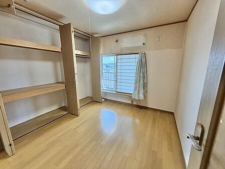室内(2026年5月)撮影。西側約6帖の洋室です♪タンスやラックが不要なほど収納が充実しています♪お部屋が広く使えるのは大きな嬉しいポイントですね!