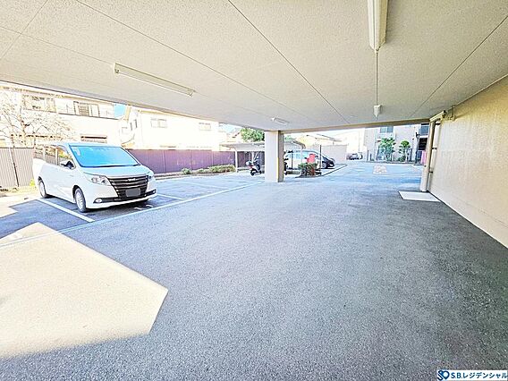 敷地内駐車場で...