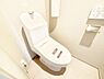 トイレ：明るく清潔感のあるトイレです。  
