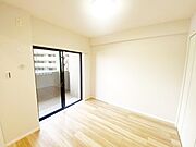 バルコニーが開放感をプラスしてくれる洋室
