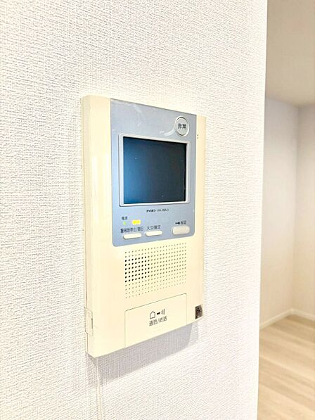 訪問者が一目でわかる安心のＴＶモニター付きインターホン。   