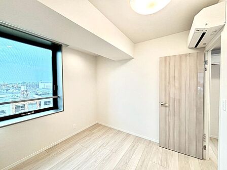 窓からのやさしい光が心地よいプライベートルーム  