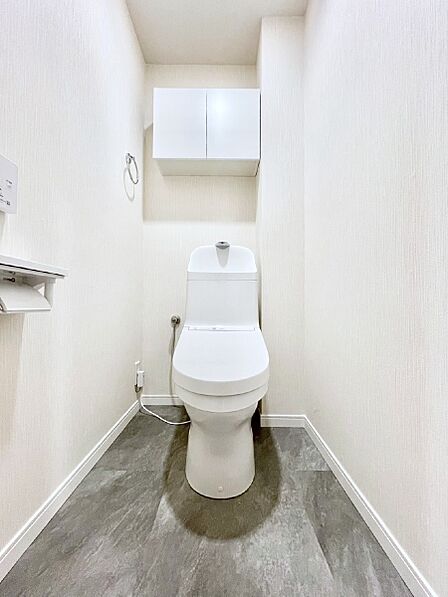 明るく清潔感のあるトイレです。  