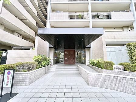 外観 綺麗なエントランスは、居住者を優しく迎えいれてくれます  